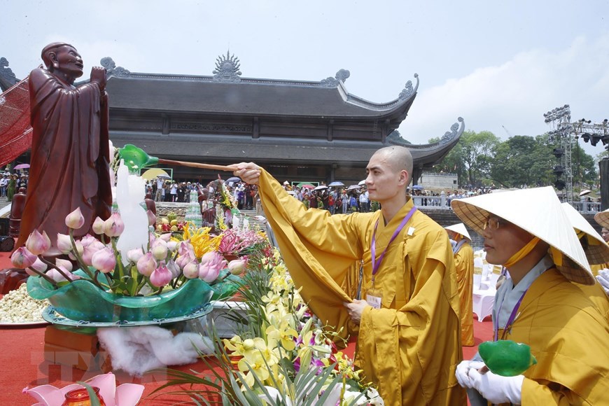 Hình ảnh các tăng, ni, Phật tử thực hiện nghi lễ Tắm Phật ở Vesak 2019 - Ảnh 12