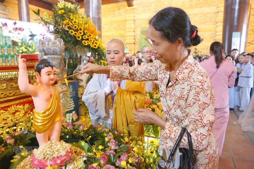 Hình ảnh các tăng, ni, Phật tử thực hiện nghi lễ Tắm Phật ở Vesak 2019 - Ảnh 14