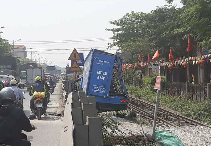 Hà Nội: Tàu hỏa đâm xe tải, lái xe bị thương nặng - Ảnh 1