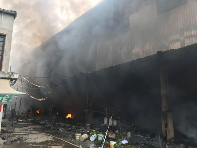 Cận cảnh hiện trường vụ cháy chợ Quang ở Thanh Trì - Ảnh 15