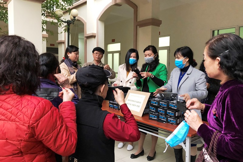 Chùm ảnh: Phát 6.000 khẩu trang miễn phí cho công dân tại Khương Đình - Ảnh 5