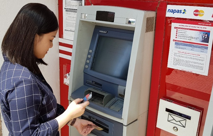 Làm sao để rút tiền miễn phí tại ATM? - Ảnh 1