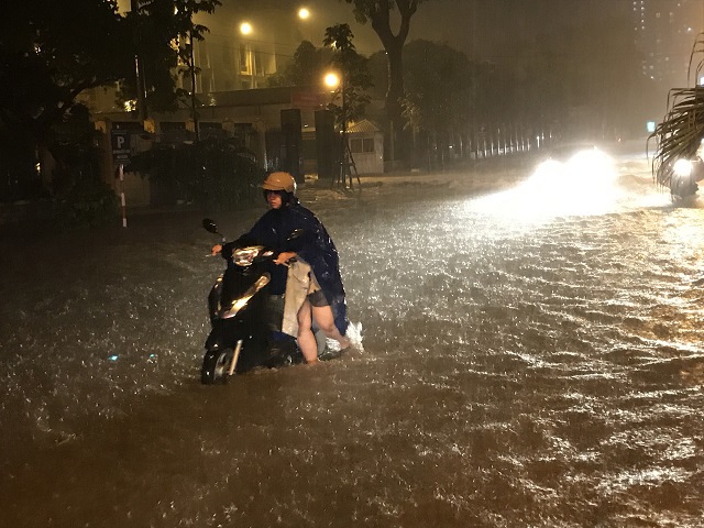 Hà Nội: Nhiều tuyến đường ngập sâu trong trận mưa lớn đầu mùa - Ảnh 4