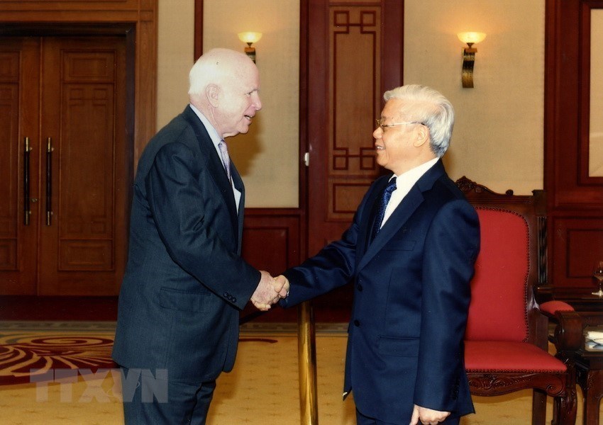 Hình ảnh Thượng nghị sĩ John McCain với các nhà lãnh đạo Việt Nam - Ảnh 1