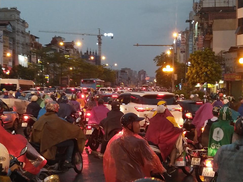 Hà Nội: Mưa lớn gây ngập, ùn tắc trên một số tuyến phố đúng giờ tan tầm - Ảnh 9
