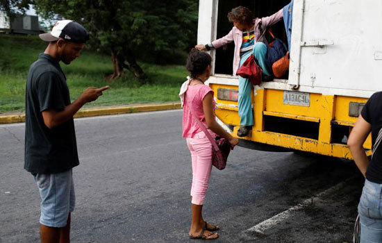 Hình ảnh người dân Venezuela “đu” xe tải đi làm do khủng hoảng giao thông công cộng - Ảnh 3