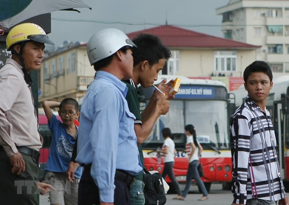 Hình ảnh thuốc lá trong cuộc sống hàng ngày của người Việt Nam - Ảnh 6