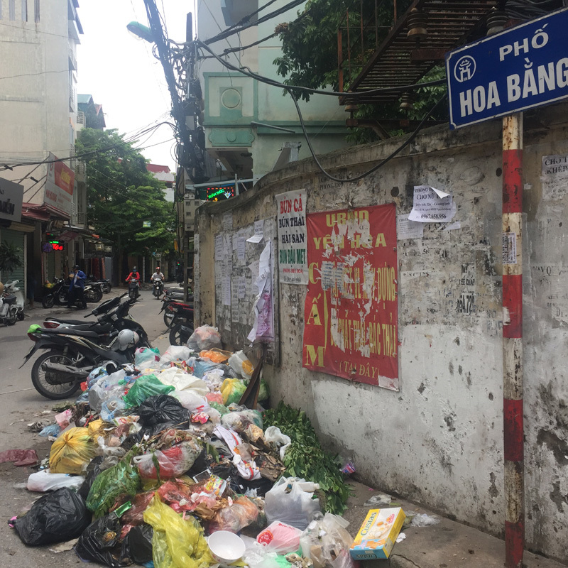 Hà Nội: Rác thải tràn ngập phố Hoa Bằng sau trận mưa lớn kéo dài - Ảnh 1