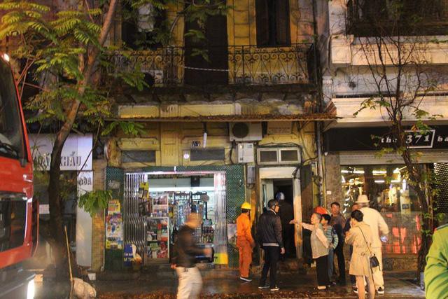 Hà Nội: Cháy lớn tại cửa hàng quần áo trên phố Bát Đàn - Ảnh 3