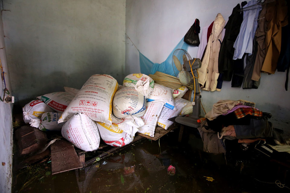 Ngập lụt kéo dài, người dân xóm Bèo kêu trời vì rác gây ô nhiễm nặng - Ảnh 5
