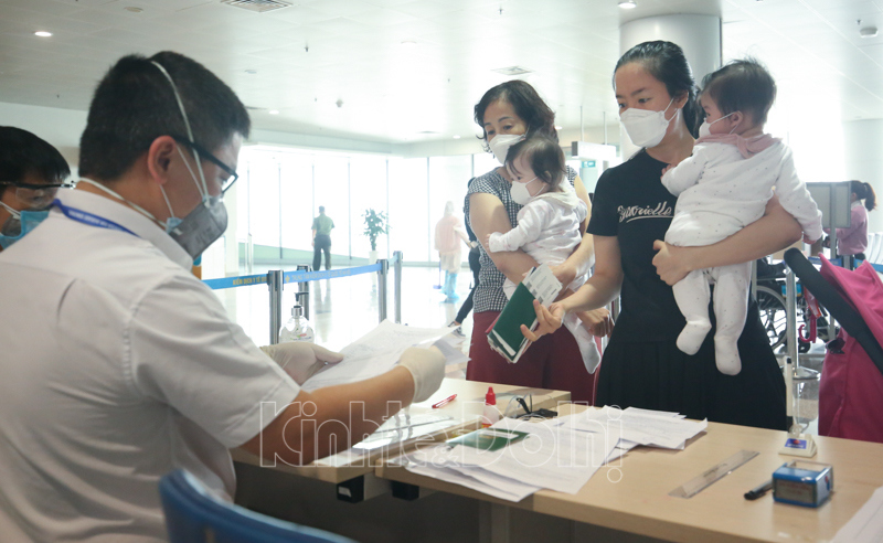 [Ảnh] Cận cảnh quy trình khai báo y tế khi nhập cảnh tại sân bay Nội Bài - Ảnh 1