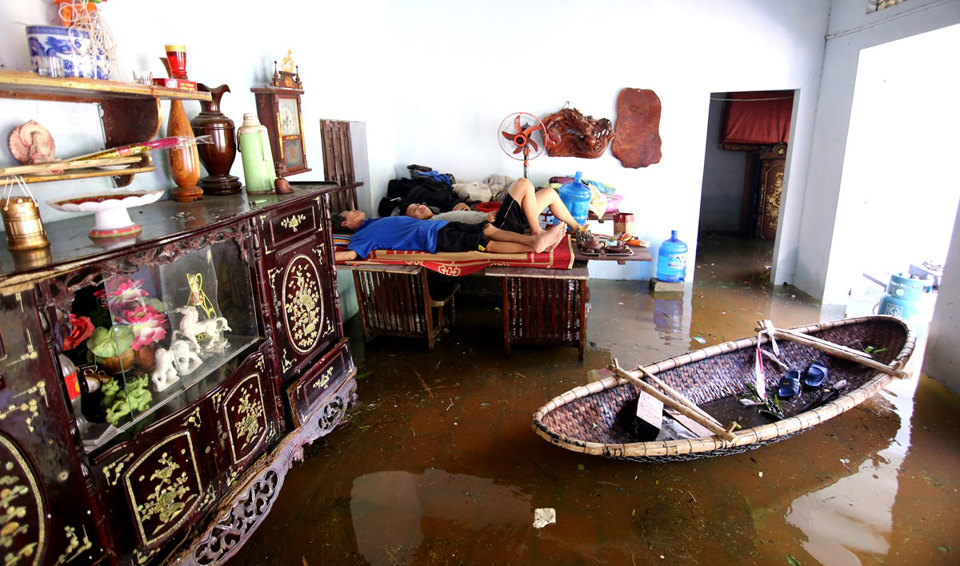 Ngập lụt kéo dài, người dân xóm Bèo kêu trời vì rác gây ô nhiễm nặng - Ảnh 6