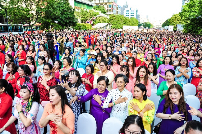 Trên 3.000 phụ nữ đồng diễn với áo dài trên phố đi bộ Nguyễn Huệ - Ảnh 1