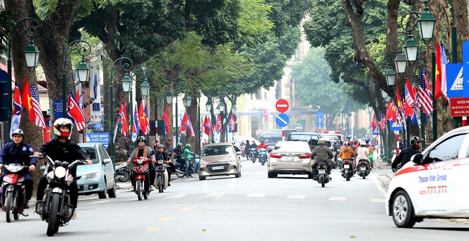 [Ảnh] Hơn 3.700 lá cờ ba nước Việt Nam - Mỹ - Triều Tiên tung bay khắp phố phường Hà Nội - Ảnh 2