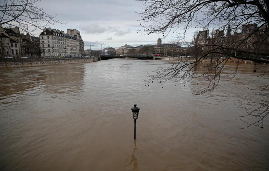Nước sông Seine dâng cao kỷ lục, nhiều nơi ở Paris chìm trong nước - Ảnh 4