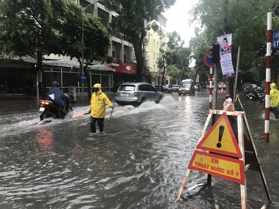 Mưa lớn kéo dài, nhiều tuyến phố Hà Nội ngập cục bộ - Ảnh 2