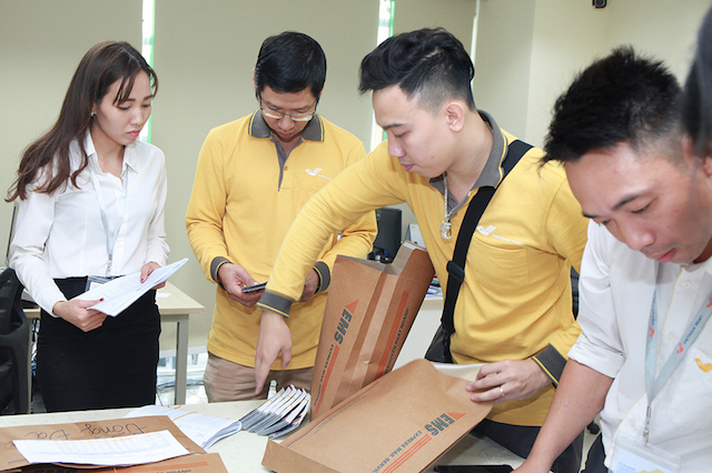 Bưu điện Việt Nam bắt đầu chuyển phát 18.000 vé trận Việt Nam - Malaysia - Ảnh 1