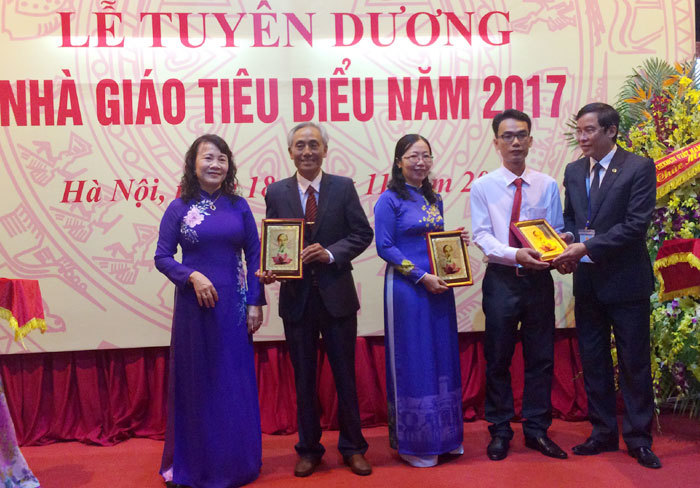 Tuyên dương 168 nhà giáo bám trường, bám lớp - Ảnh 1