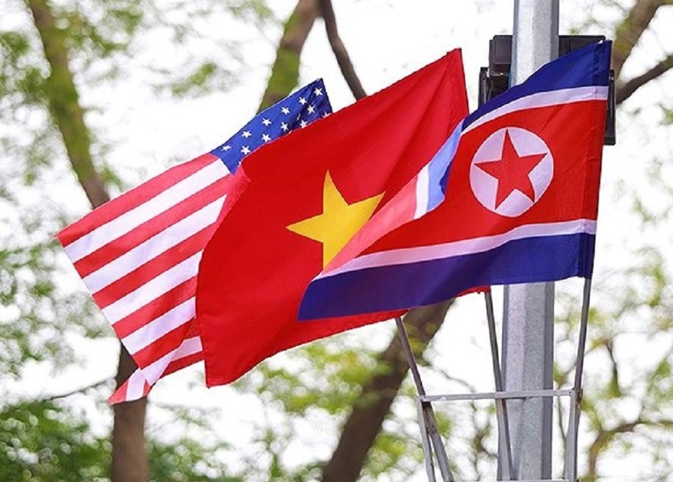 [Ảnh] Hơn 3.700 lá cờ ba nước Việt Nam - Mỹ - Triều Tiên tung bay khắp phố phường Hà Nội - Ảnh 3