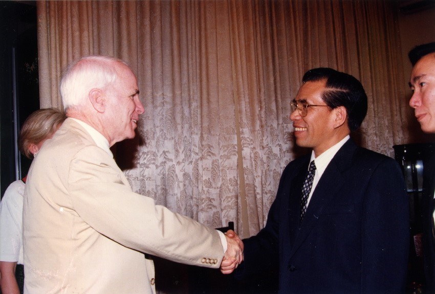 Hình ảnh Thượng nghị sĩ John McCain với các nhà lãnh đạo Việt Nam - Ảnh 3