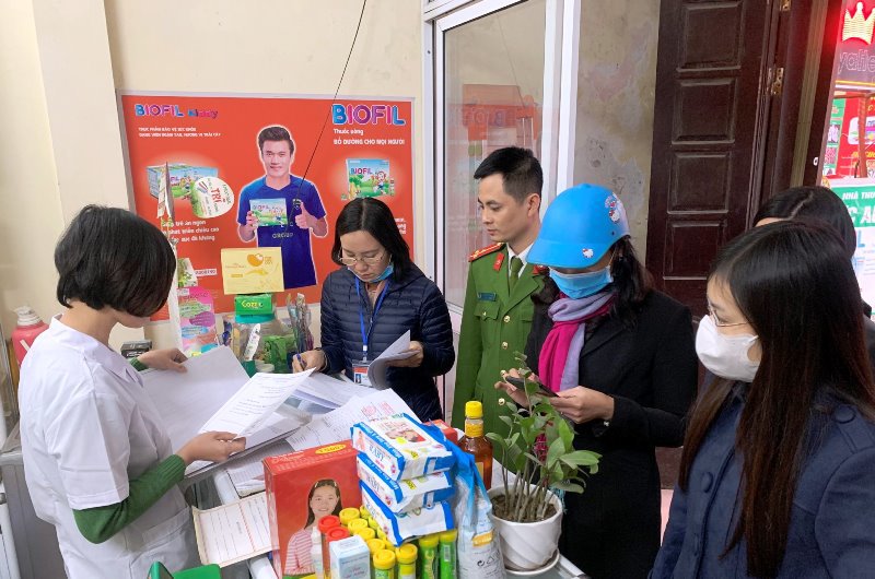 Quận Thanh Xuân: Niêm phong, xử phạt các hiệu thuốc "chặt chém" giá khẩu trang - Ảnh 3