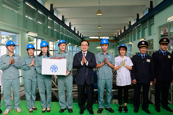 Bí thư Thành ủy Hoàng Trung Hải kiểm tra công tác phục Tết tại Công ty nước sạch Hà Nội - Ảnh 3