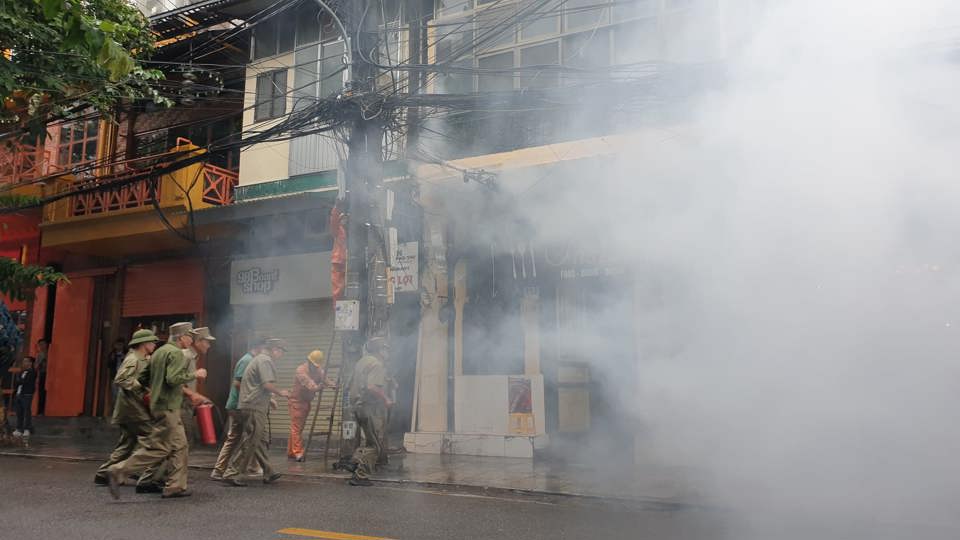 Hà Nội: Cháy giả định trên phố Hàng Buồm, nhiều người mắc kẹt được giải cứu - Ảnh 4