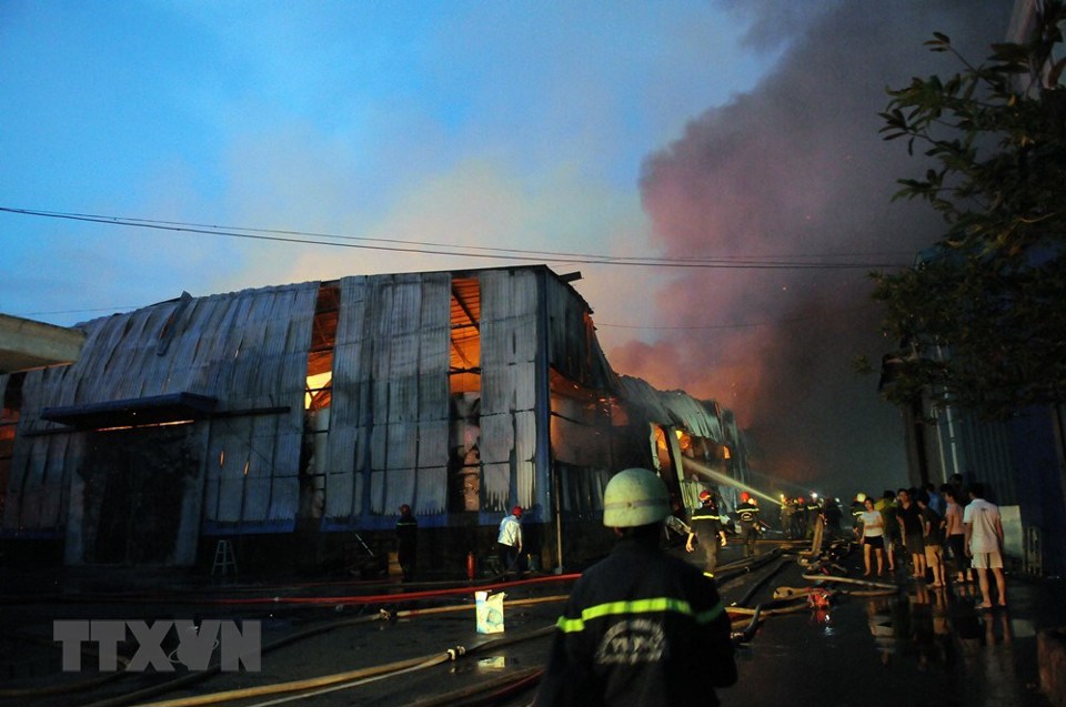 [Photo] Công ty giấy cháy ngùn ngụt trong Khu công nghiệp Vĩnh Lộc - Ảnh 4