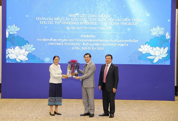 Chủ tịch Quốc hội Lào mong Vingroup sớm đầu tư sang đất nước Triệu Voi - Ảnh 2
