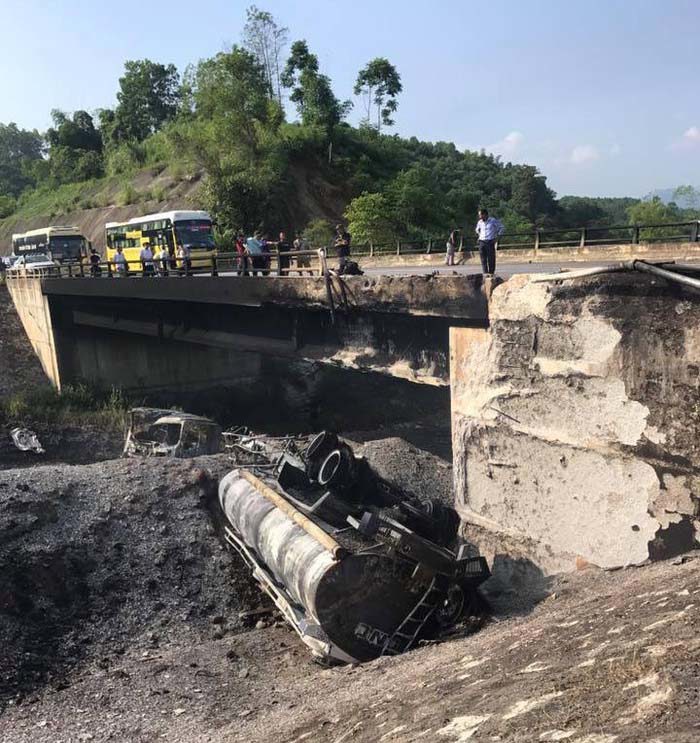 Cấm xe trong 38 km trên Cao tốc Nội Bài - Lào Cai sau vụ cháy xe bồn - Ảnh 1