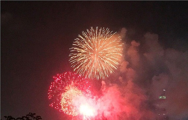 Pháo hoa rực sáng bầu trời TP Hồ Chí Minh mừng 43 năm thống nhất đất nước - Ảnh 2