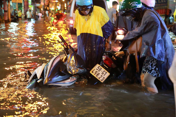 Đường phố TP Hồ Chí Minh ngập sâu sau mưa lớn - Ảnh 2