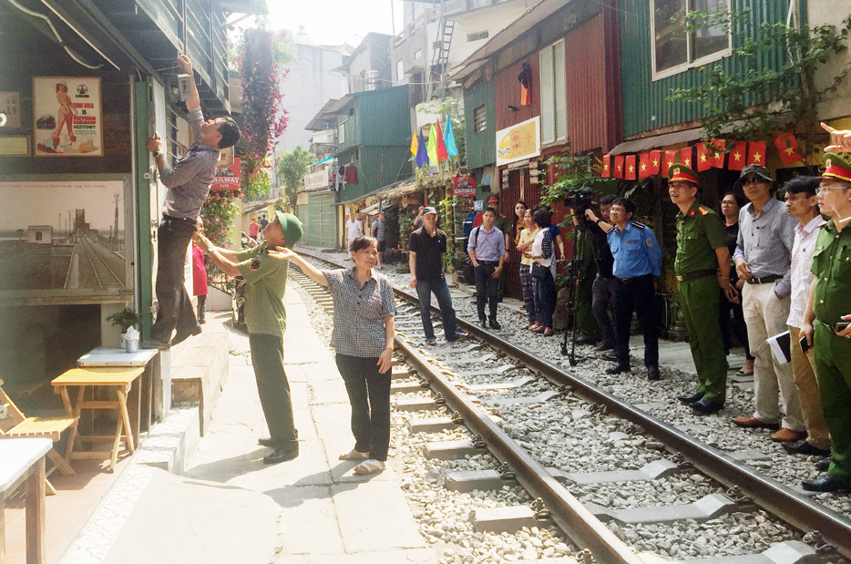 Quận Hoàn Kiếm ra quân lập lại trật tự hành lang đường sắt - Ảnh 3