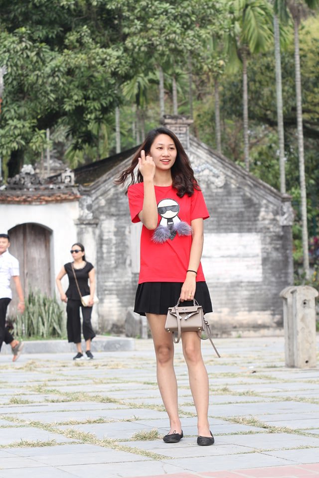 Hà Nội: Nhiều thanh niên vô tư tung tăng váy ngắn lễ chùa - Ảnh 2