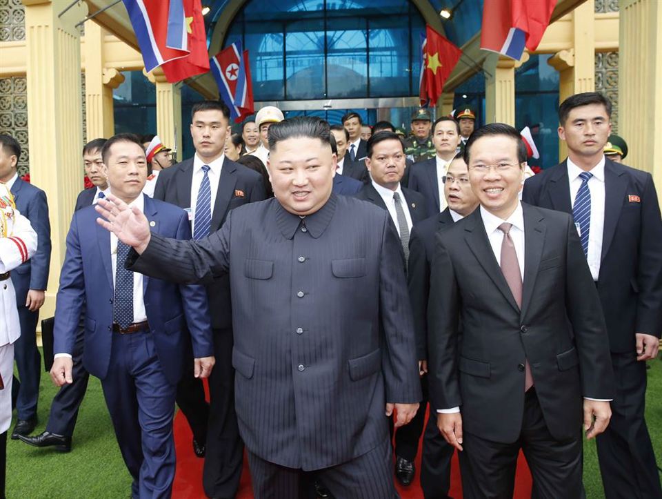 [Ảnh] So sánh chuyến thăm Việt Nam của Chủ tịch Triều Tiên Kim Jong-un và ông nội - Ảnh 7