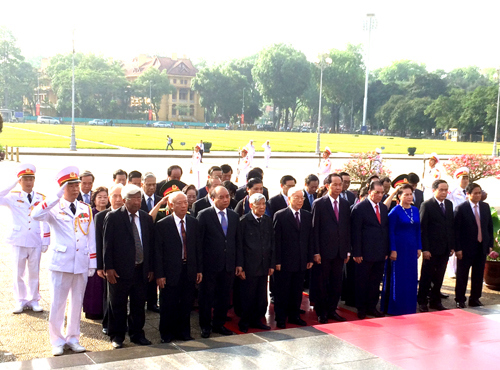 Lãnh đạo Đảng, Nhà nước và TP Hà Nội vào Lăng viếng Chủ tịch Hồ Chí Minh - Ảnh 1