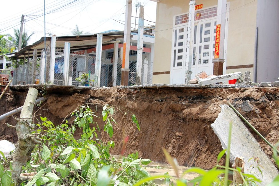 [Photo] Sạt lở nghiêm trọng nhấn chìm nhiều ngôi nhà ở ĐBSCL - Ảnh 1