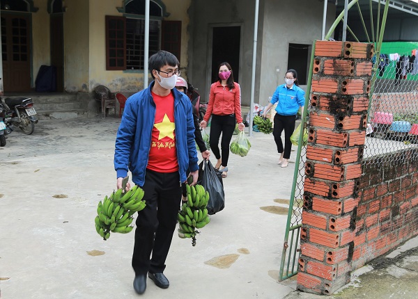 Hà Tĩnh: Giảng viên đại học gom nhu yếu phẩm phục vụ cho gần 1.000 người trong khu cách ly - Ảnh 1
