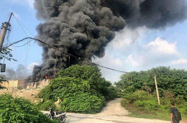 Hà Nội: Cháy lớn tại khu nhà xưởng trên đường Nguyễn Xiển - Ảnh 2