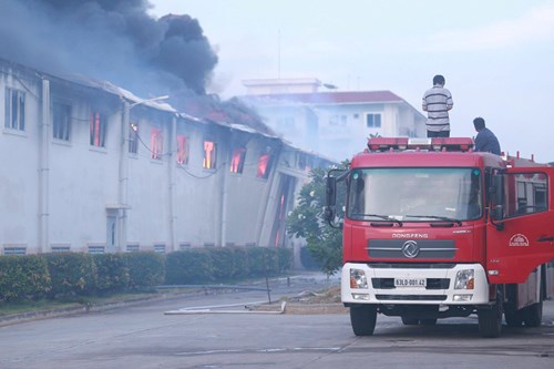 Cháy dữ dội ở khu công nghiệp Long Giang, ước tính thiệt hại hàng triệu USD - Ảnh 2