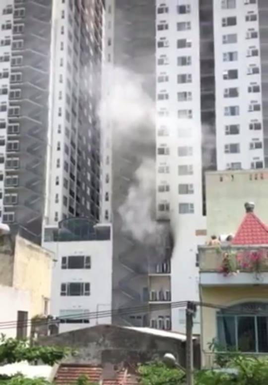 Cháy chung cư cao 27 tầng ở Đà Nẵng, cư dân hoảng loạn bỏ chạy - Ảnh 1