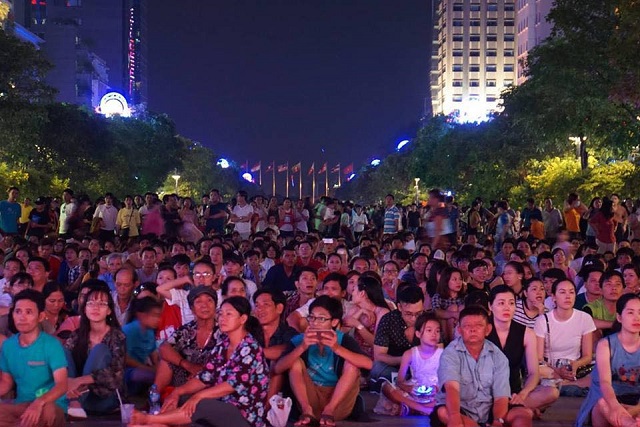 Pháo hoa rực sáng bầu trời TP Hồ Chí Minh mừng 43 năm thống nhất đất nước - Ảnh 1