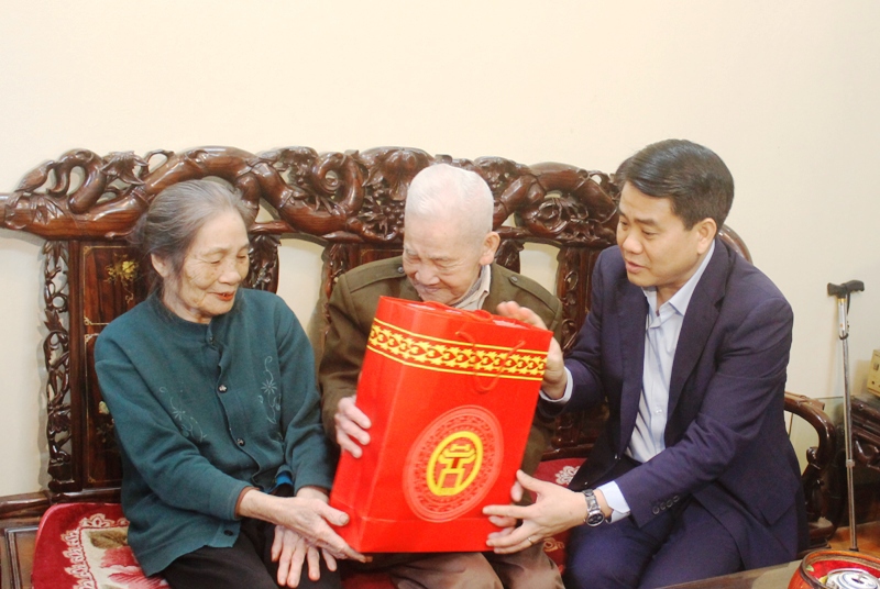 Chủ tịch UBND TP Nguyễn Đức Chung thăm, chúc Tết các gia đình có công, văn nghệ sĩ - Ảnh 2