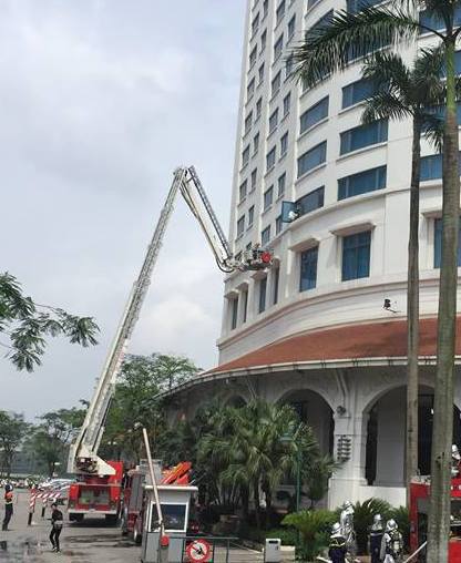 Hà Nội: Giả định cháy khách sạn Daewoo, 11 người được giải cứu - Ảnh 6