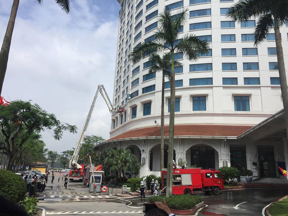 Hà Nội: Giả định cháy khách sạn Daewoo, 11 người được giải cứu - Ảnh 2