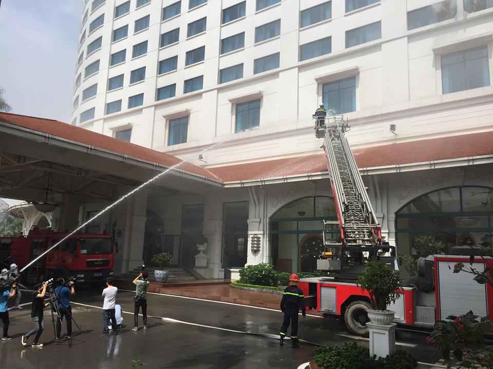 Hà Nội: Giả định cháy khách sạn Daewoo, 11 người được giải cứu - Ảnh 7