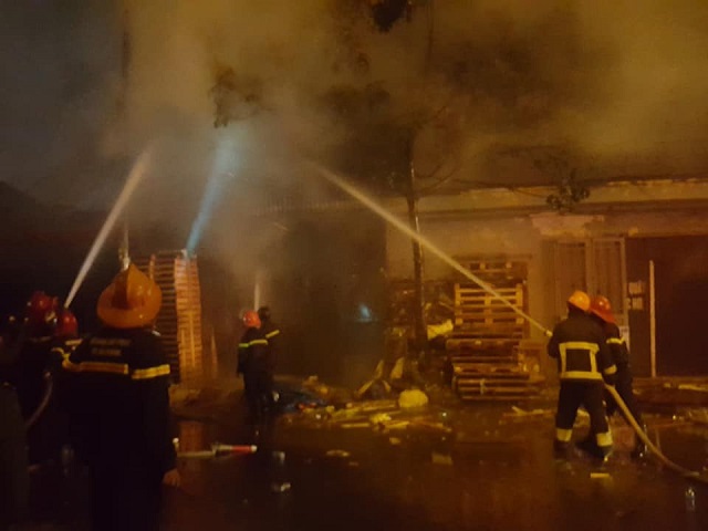 Hải Phòng: Xưởng gỗ bốc cháy dữ dội trong khu dân cư - Ảnh 2