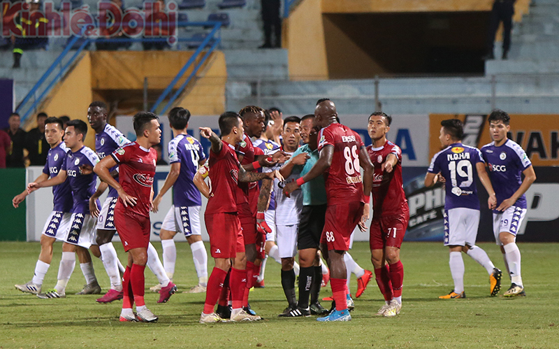 [Ảnh] Cận cảnh tình huống gây tranh cãi ở trận đấu giữa Hà Nội FC và TP Hồ Chí Minh - Ảnh 8
