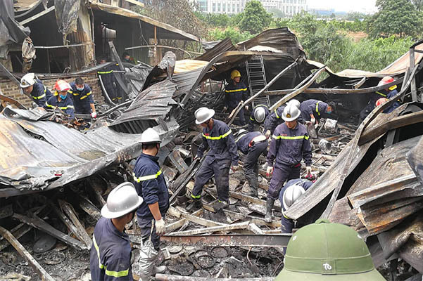 Hà Nội: Huy động gần 500 cán bộ chiến sĩ chữa cháy, cứu nạn ở Trung Văn - Ảnh 3