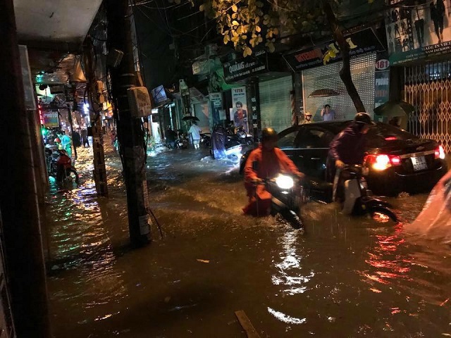 Hà Nội: Nhiều tuyến đường ngập sâu trong trận mưa lớn đầu mùa - Ảnh 10
